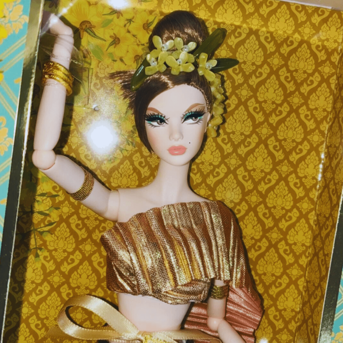 JHDFASHIONDOLL JHDFASHIONDOLL Platinum Journey: Thailand GLORIA Doll (M2505) - Simon's Collectibles, UK