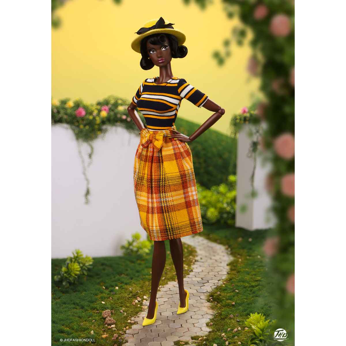 JHDFASHIONDOLL MaryMacy – Valley of the Dolls: Garden Party Gift Set 'British Plaid' Doll VD2506 - Simon's Collectibles, UK