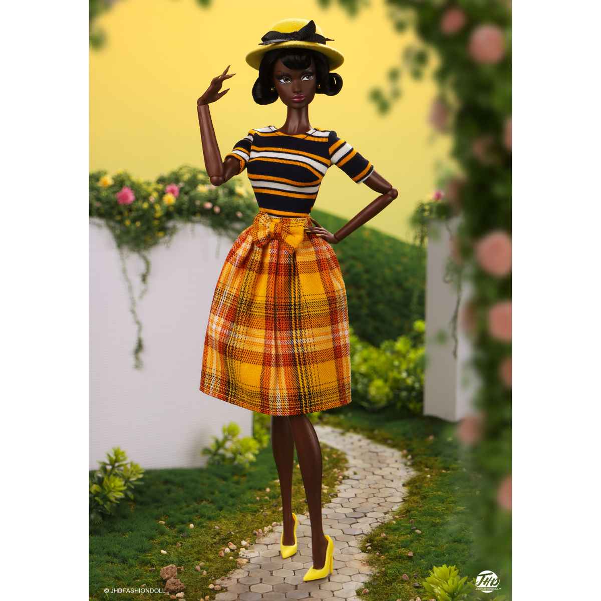 JHDFASHIONDOLL MaryMacy – Valley of the Dolls: Garden Party Gift Set 'British Plaid' Doll VD2506 - Simon's Collectibles, UK